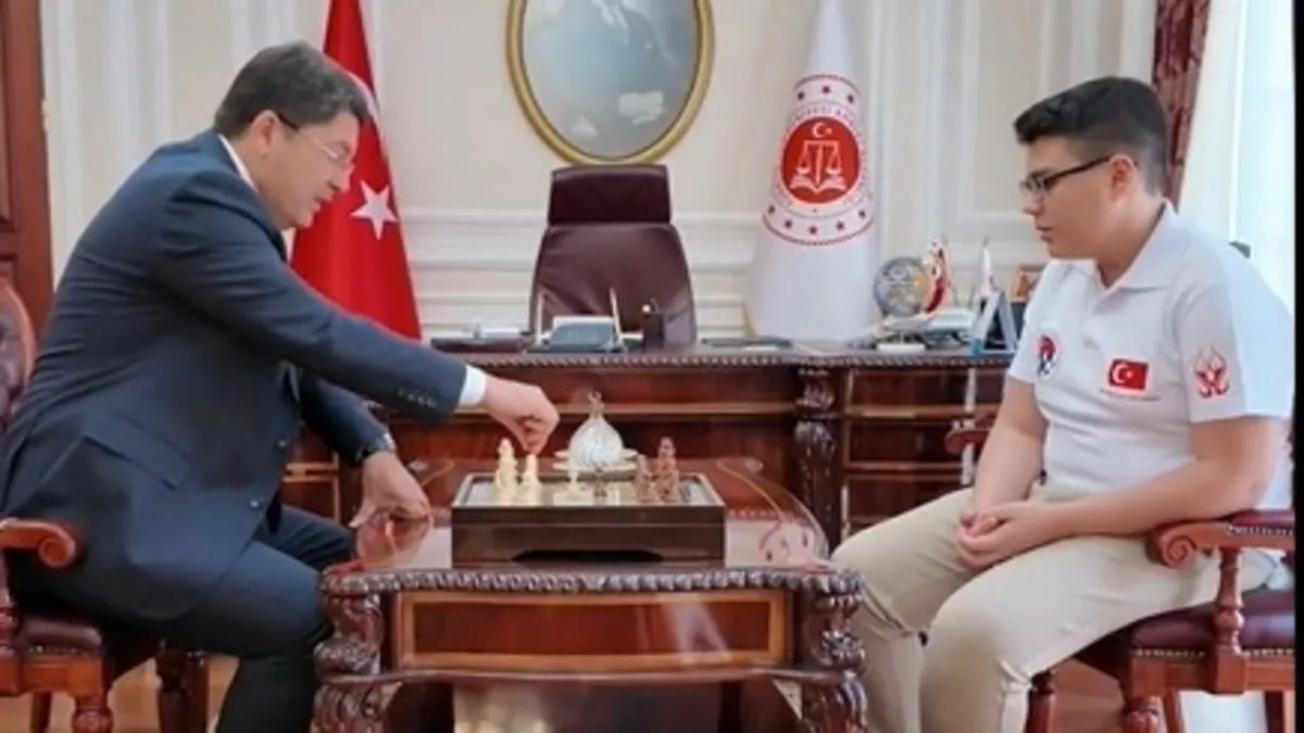 Adalet Bakanı Yılmaz Tunç, Türk Satranç Dehası Yağız Kaan Erdoğmuş’u makamına ağırladı