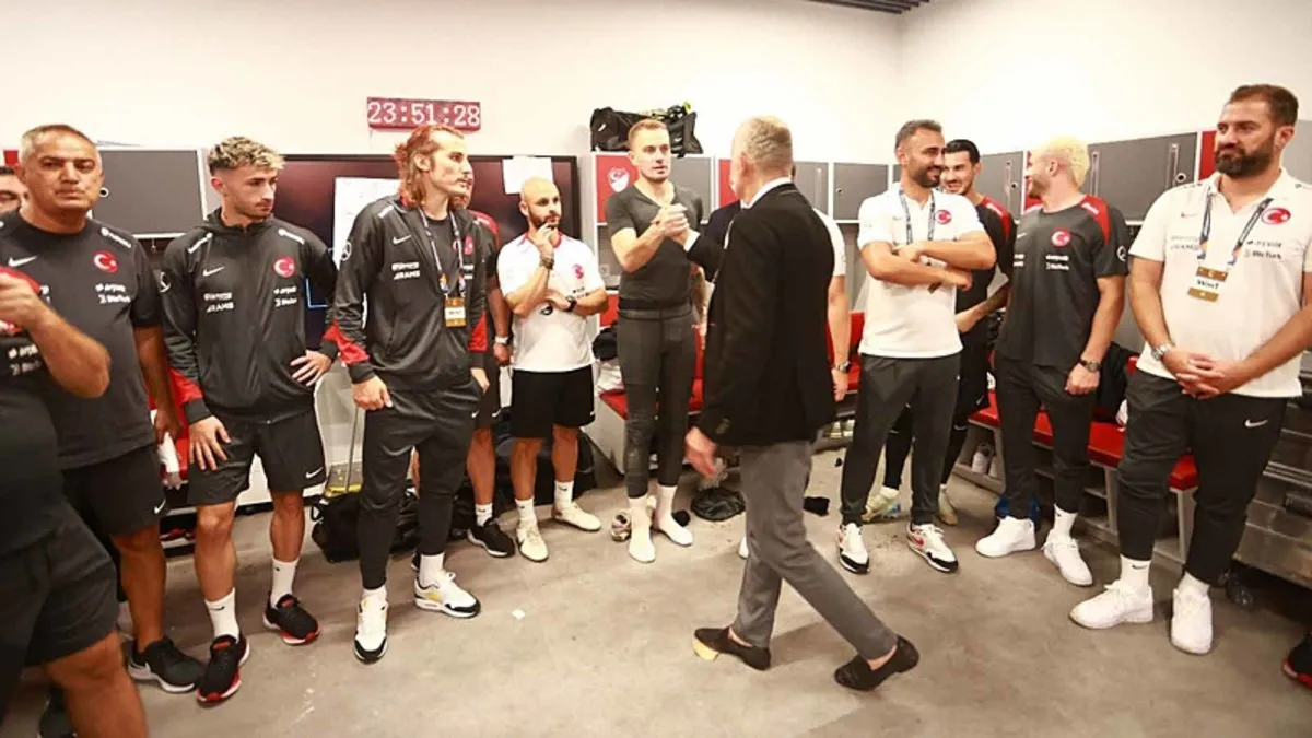 TFF Başkanı İbrahim Hacıosmanoğlu, A Milli Takım’ı soyunma odasında tebrik etti