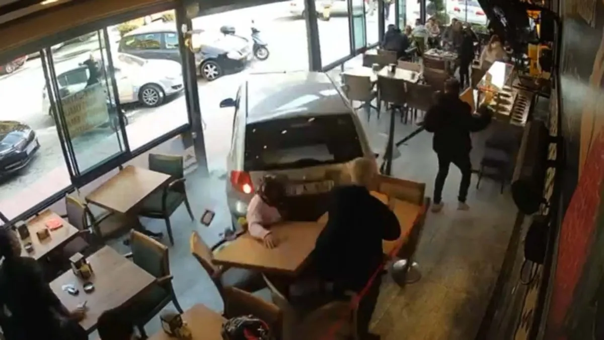 Aydın’da katliam gibi kaza! Kontrolden çıkan araç kafeye daldı: 1 ölü 3 yaralı!