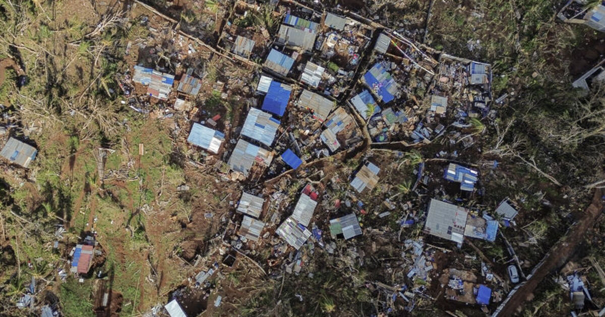 Fransa Başbakanı Bayrou, kasırganın vurduğu Mayotte Adasını ziyaret etti