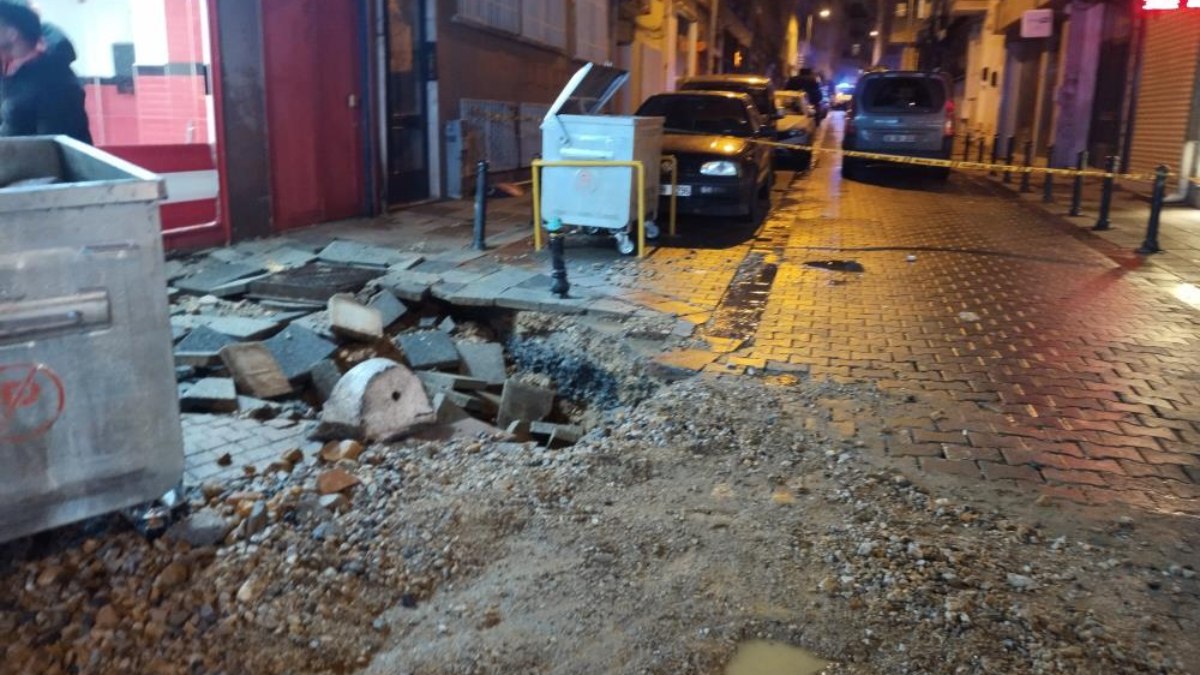 Kadıköy’de kanalizasyon borusu patladı: Dükkanlar zarar gördü