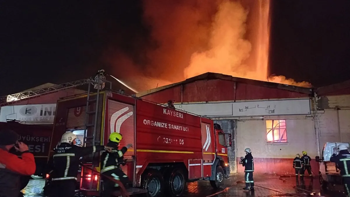 Kayseri’de boru fabrikasında yangın: Çalışmalar devam ediyor!