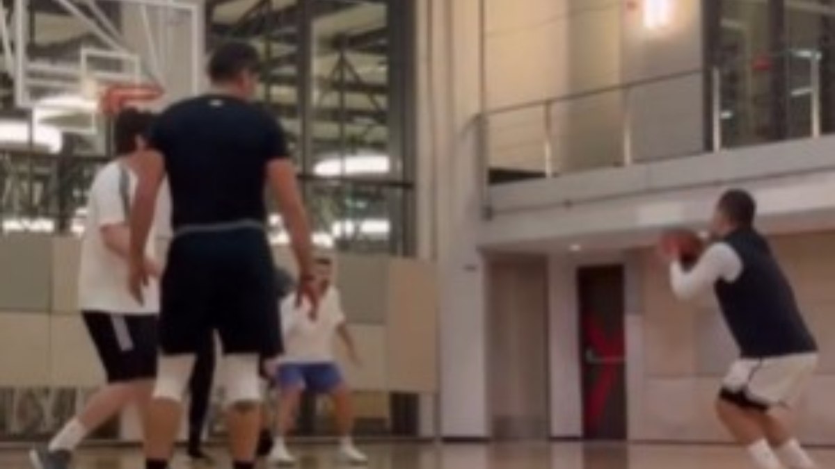 Arda Turan’dan basketbol performansı