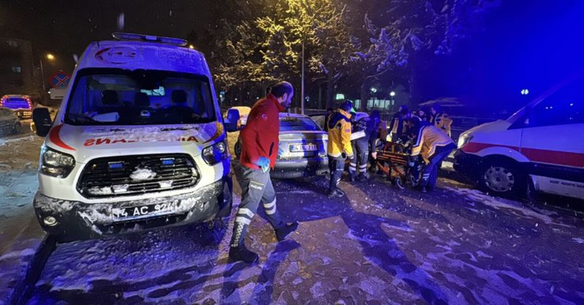 Ambulansla otomobil çarpıştı: 3 yaralı