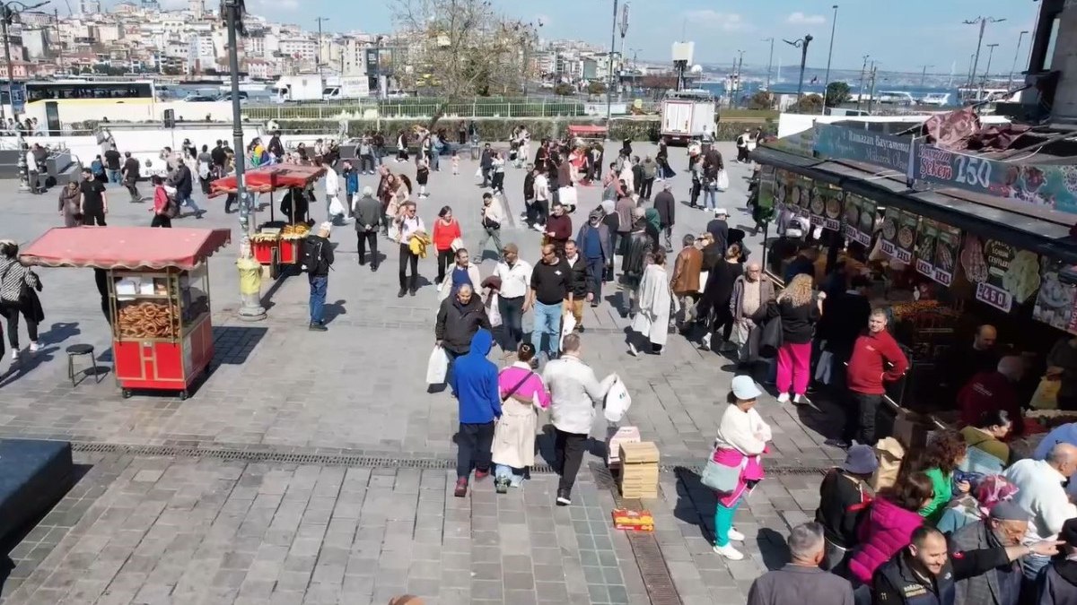 Eminönü’nde bayram öncesi alışveriş yoğunluğu