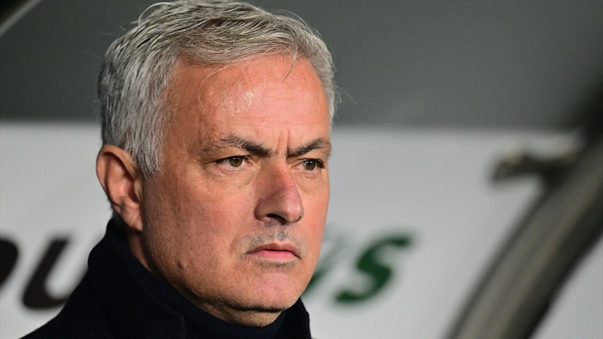 Fenerbahçe tribünlerinden Jose Mourinho’ya destek!